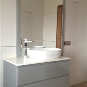 mueble de baño con espejo simetrico